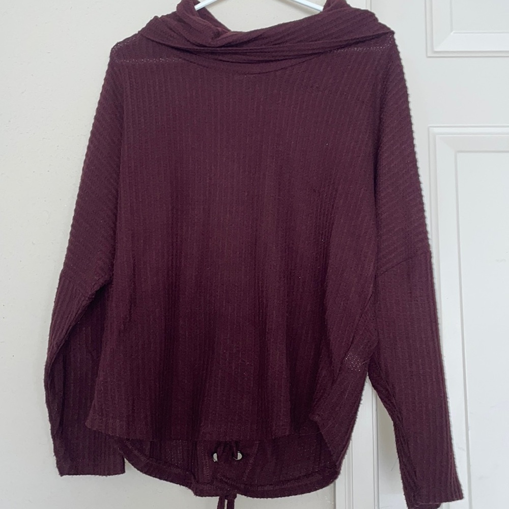 M maroon turtle neck long sleeved sweater